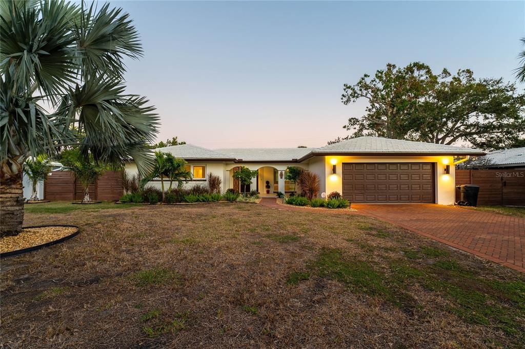 For Sale: $894,900 (3 beds, 2 baths, 1899 Square Feet)