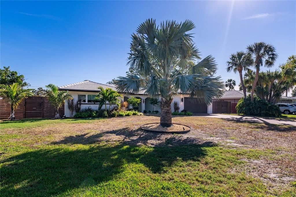 For Sale: $894,900 (3 beds, 2 baths, 1899 Square Feet)