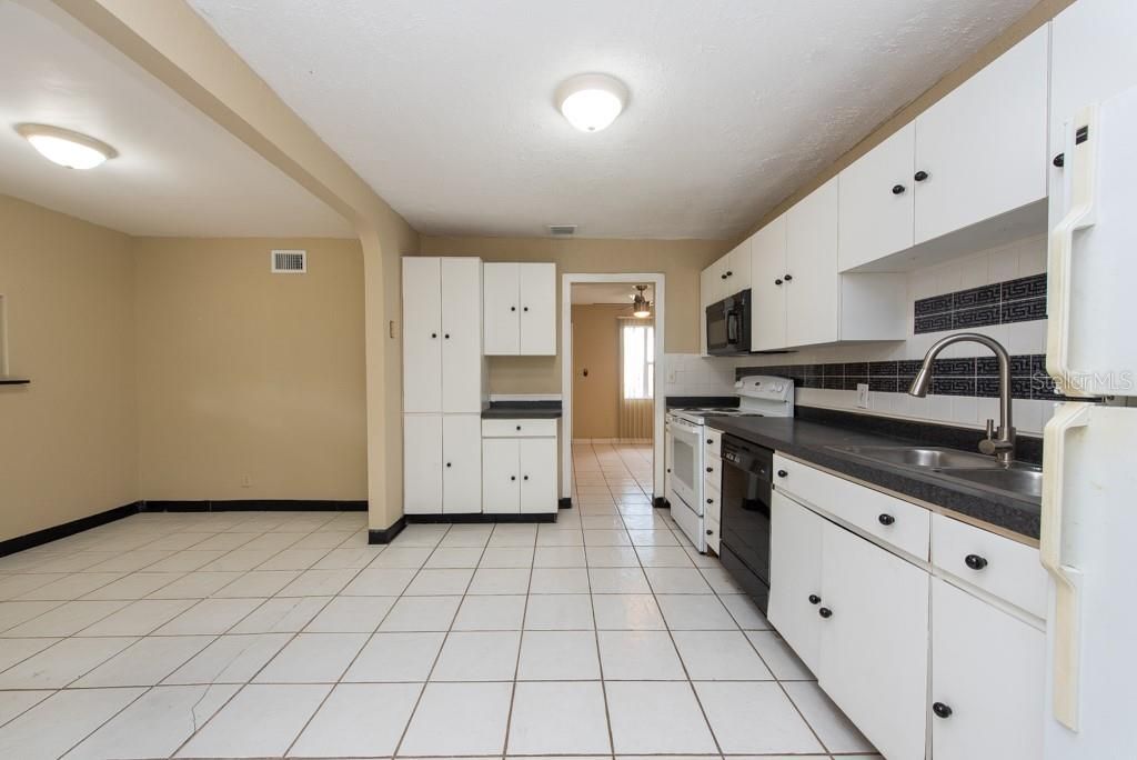 For Rent: $2,750 (2 beds, 2 baths, 1070 Square Feet)