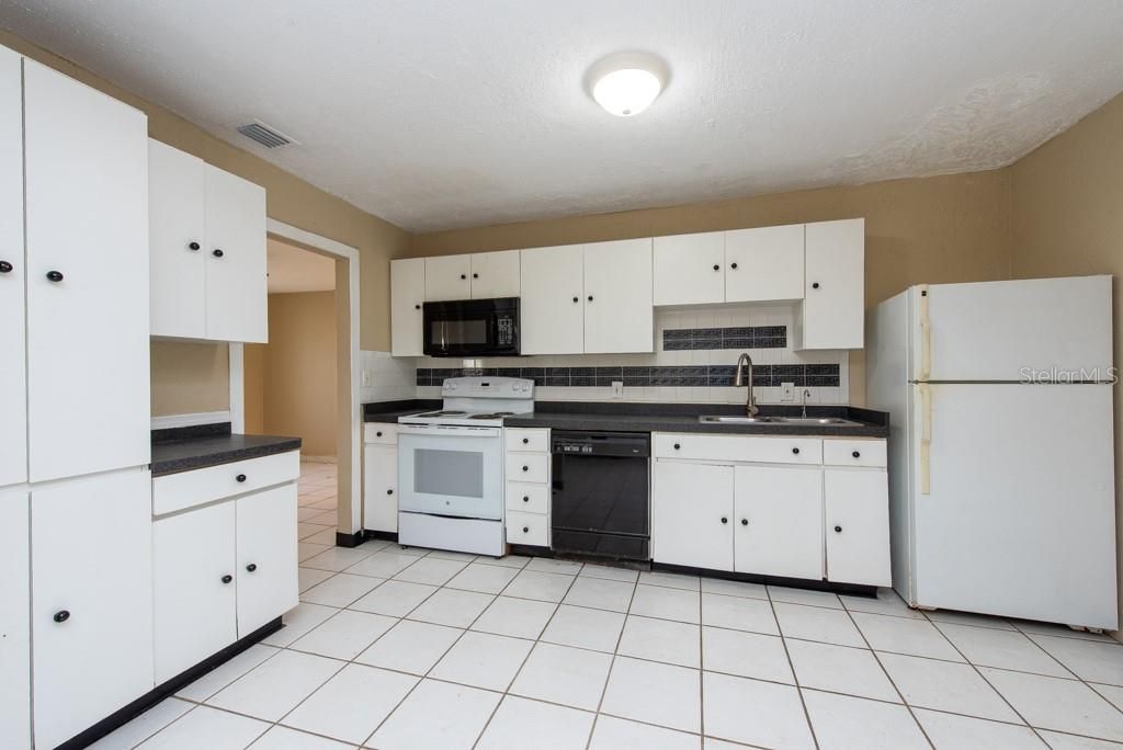 For Rent: $2,750 (2 beds, 2 baths, 1070 Square Feet)