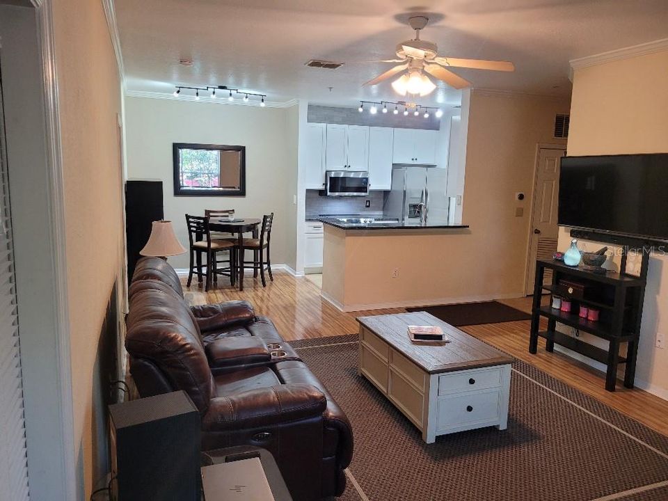 For Sale: $229,000 (2 beds, 2 baths, 1045 Square Feet)