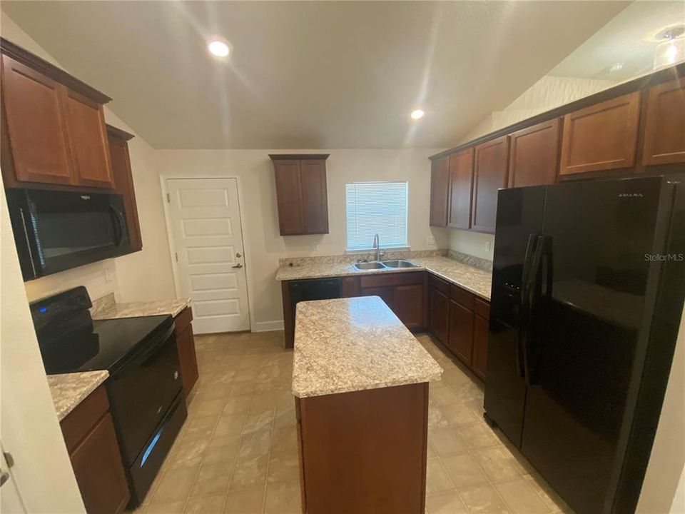 For Rent: $2,125 (4 beds, 2 baths, 1835 Square Feet)