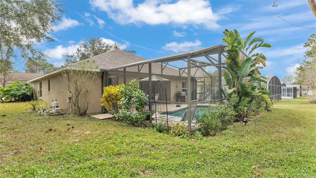 spacious yard, fencing allowed in community