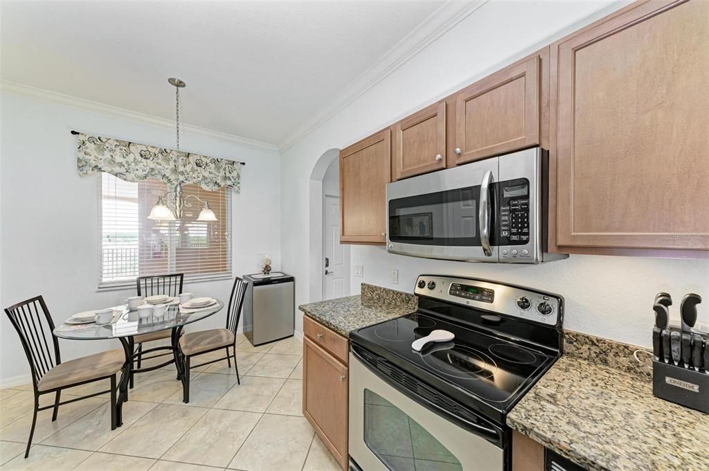 For Sale: $299,900 (2 beds, 2 baths, 1121 Square Feet)