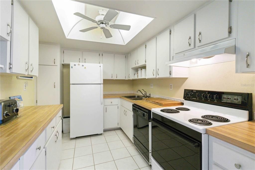 For Sale: $215,000 (2 beds, 2 baths, 940 Square Feet)