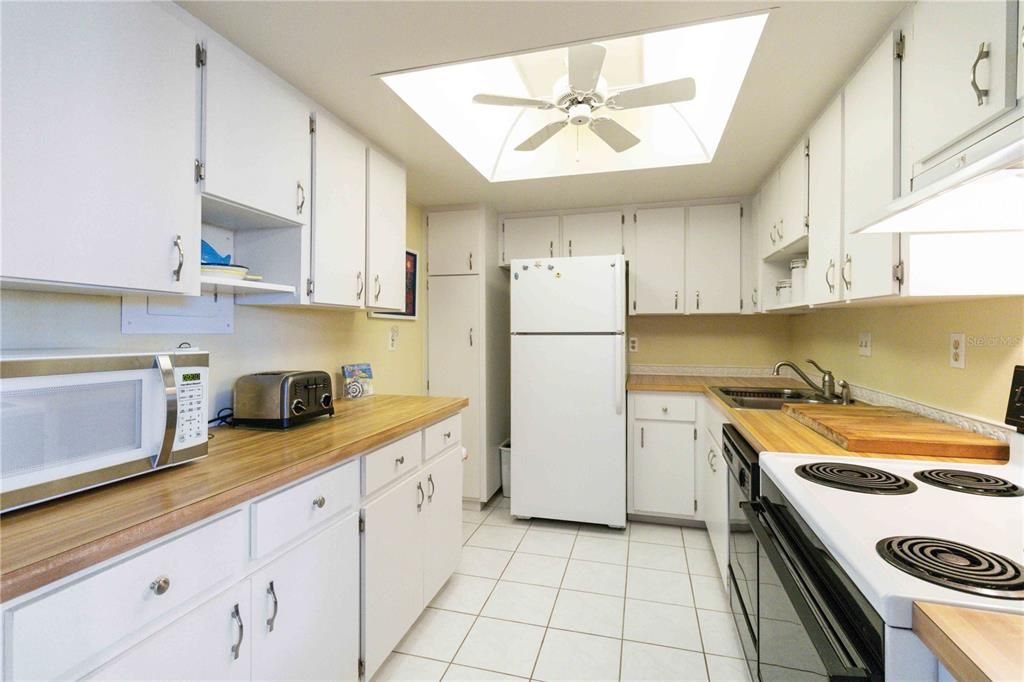 For Sale: $215,000 (2 beds, 2 baths, 940 Square Feet)