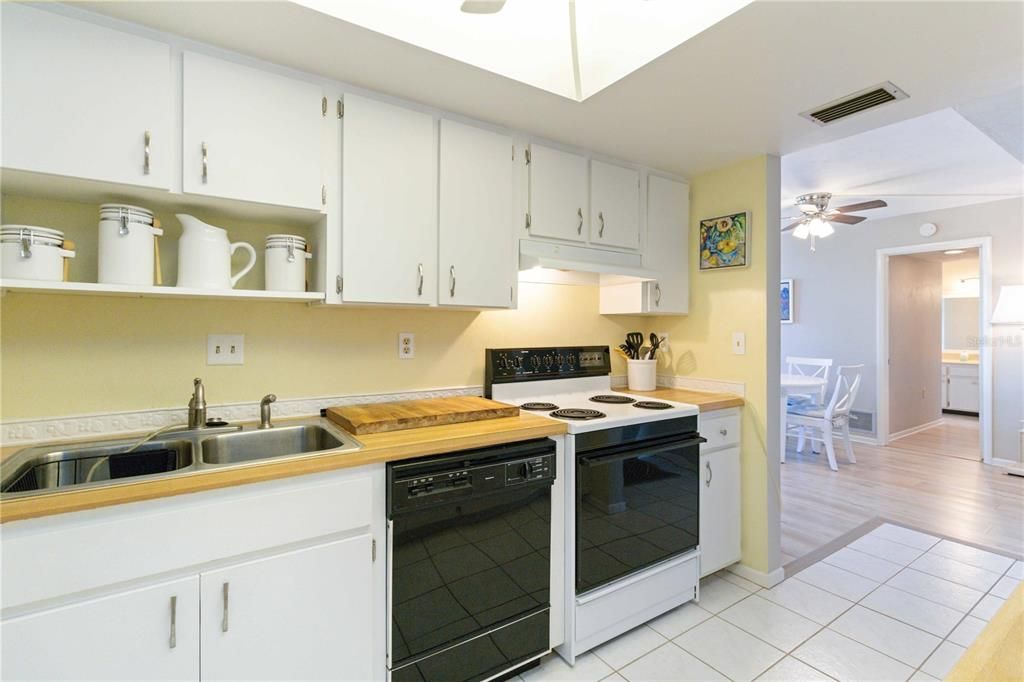 For Sale: $215,000 (2 beds, 2 baths, 940 Square Feet)