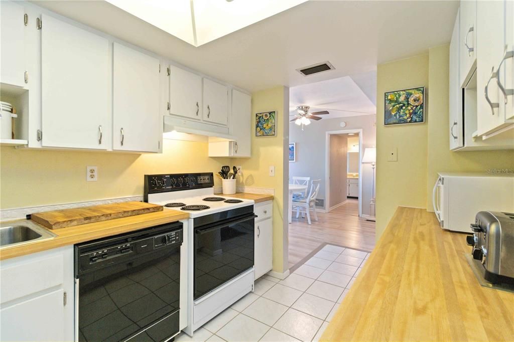 For Sale: $215,000 (2 beds, 2 baths, 940 Square Feet)