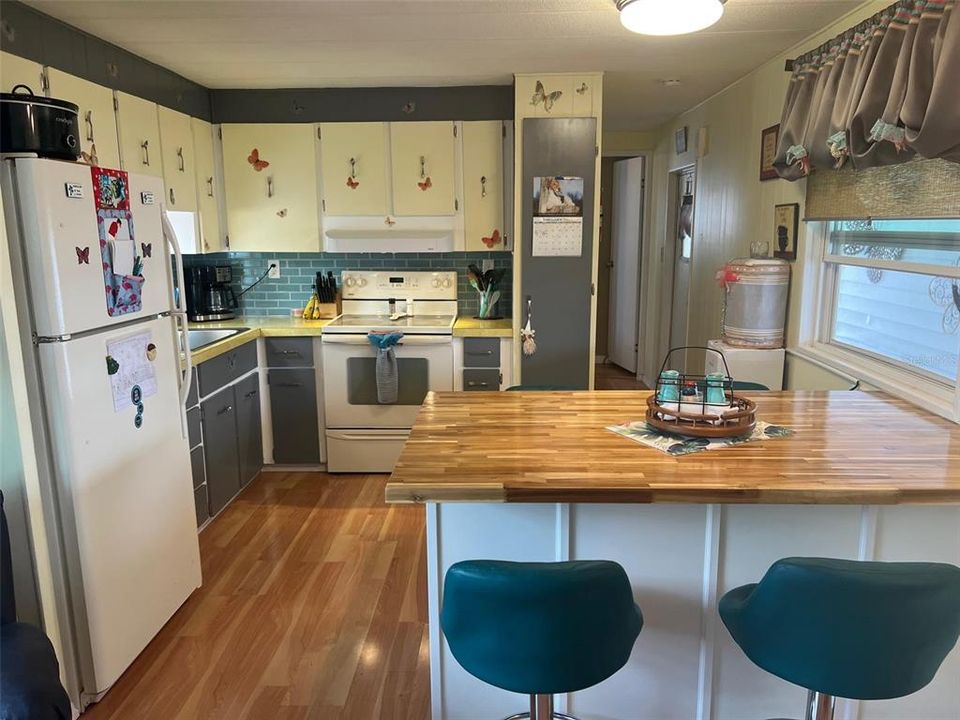 For Sale: $92,000 (2 beds, 2 baths, 672 Square Feet)