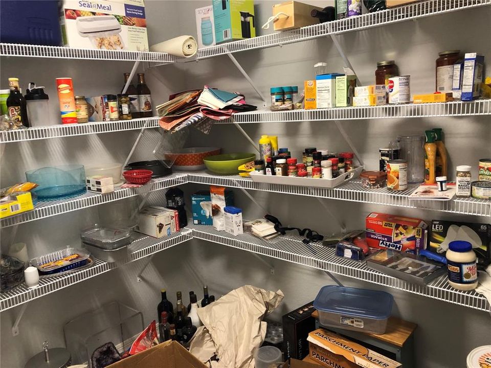 CLOSET PANTRY