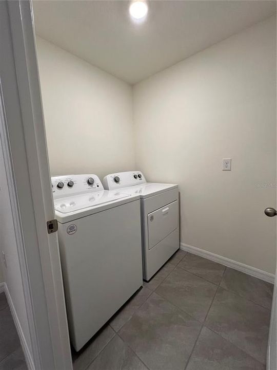 For Rent: $2,150 (4 beds, 2 baths, 1828 Square Feet)