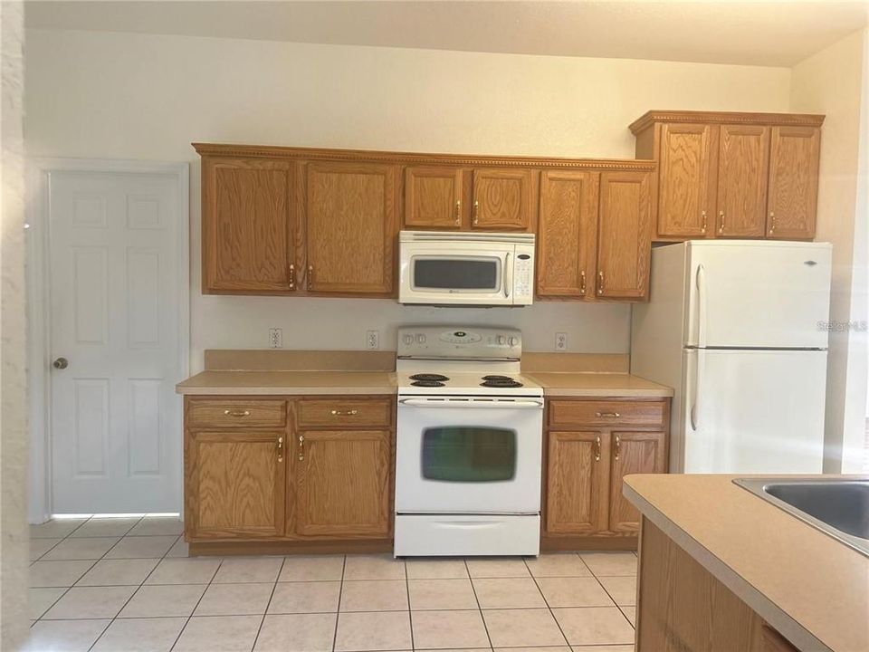 For Rent: $2,100 (3 beds, 2 baths, 2000 Square Feet)