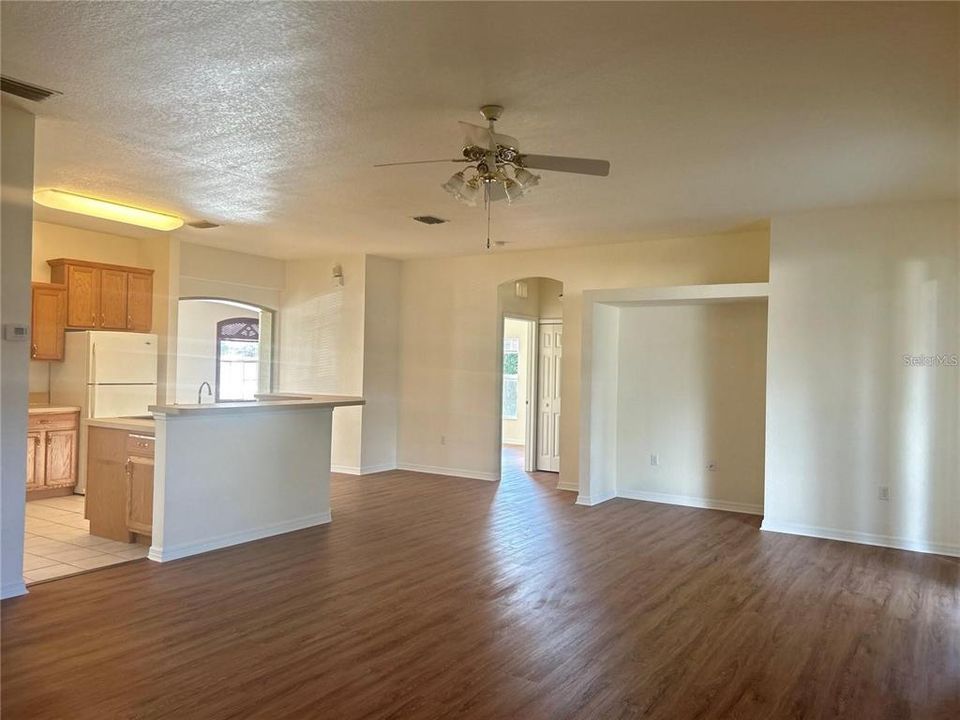 For Rent: $2,100 (3 beds, 2 baths, 2000 Square Feet)