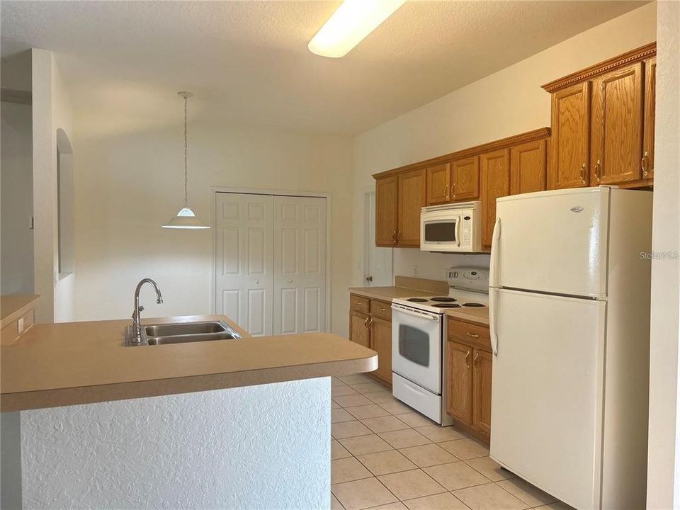 For Rent: $2,100 (3 beds, 2 baths, 2000 Square Feet)