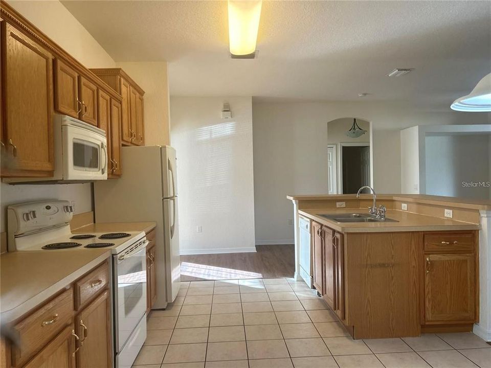 For Rent: $2,100 (3 beds, 2 baths, 2000 Square Feet)