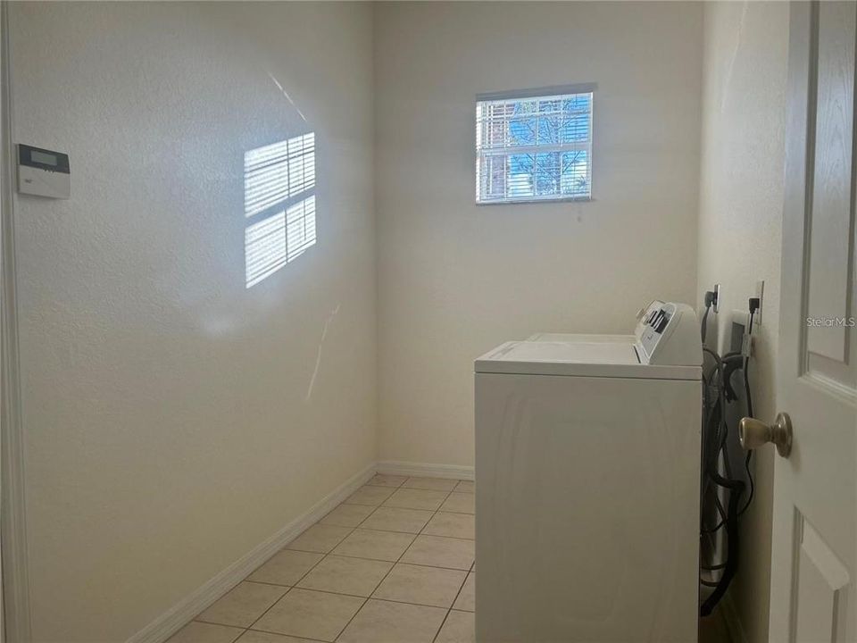 For Rent: $2,100 (3 beds, 2 baths, 2000 Square Feet)