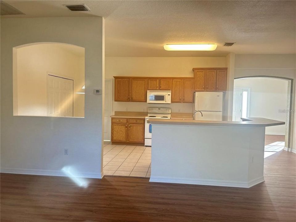 For Rent: $2,100 (3 beds, 2 baths, 2000 Square Feet)