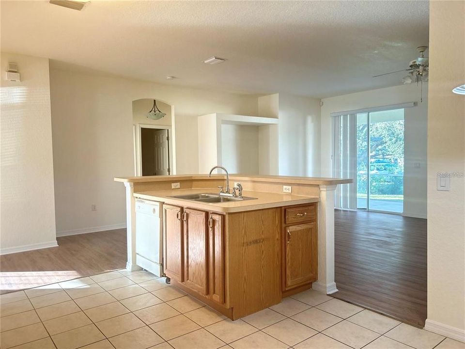 For Rent: $2,100 (3 beds, 2 baths, 2000 Square Feet)