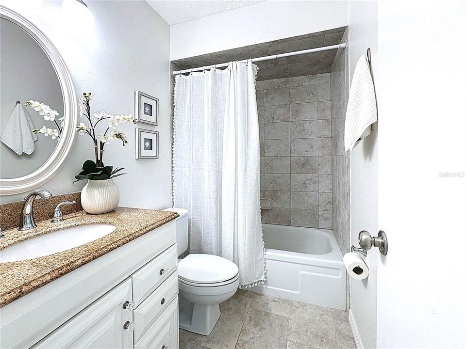 Bath 2 w/ tile tub/shower