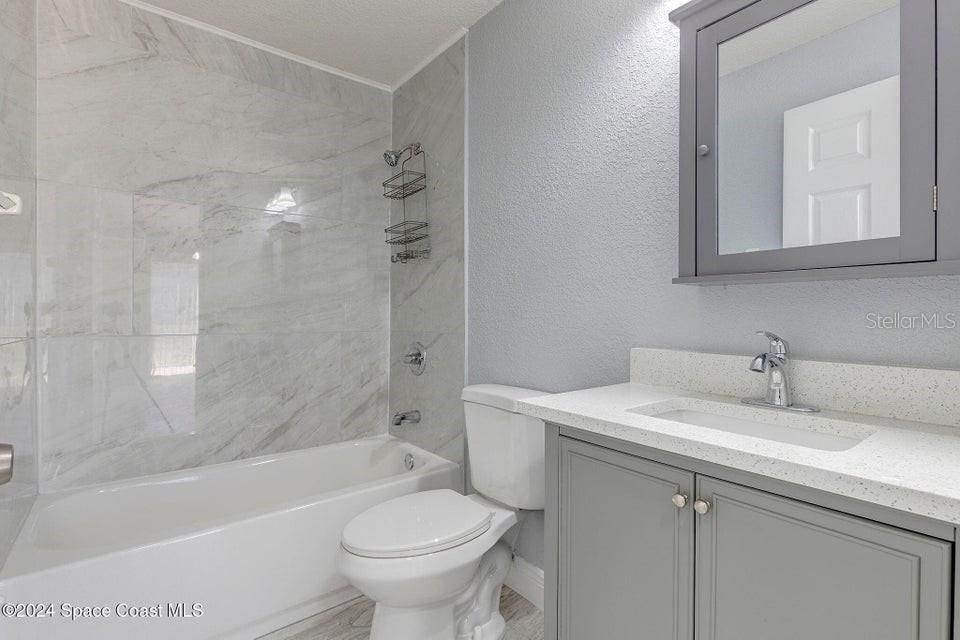 Main Bathroom-Tub w/shower