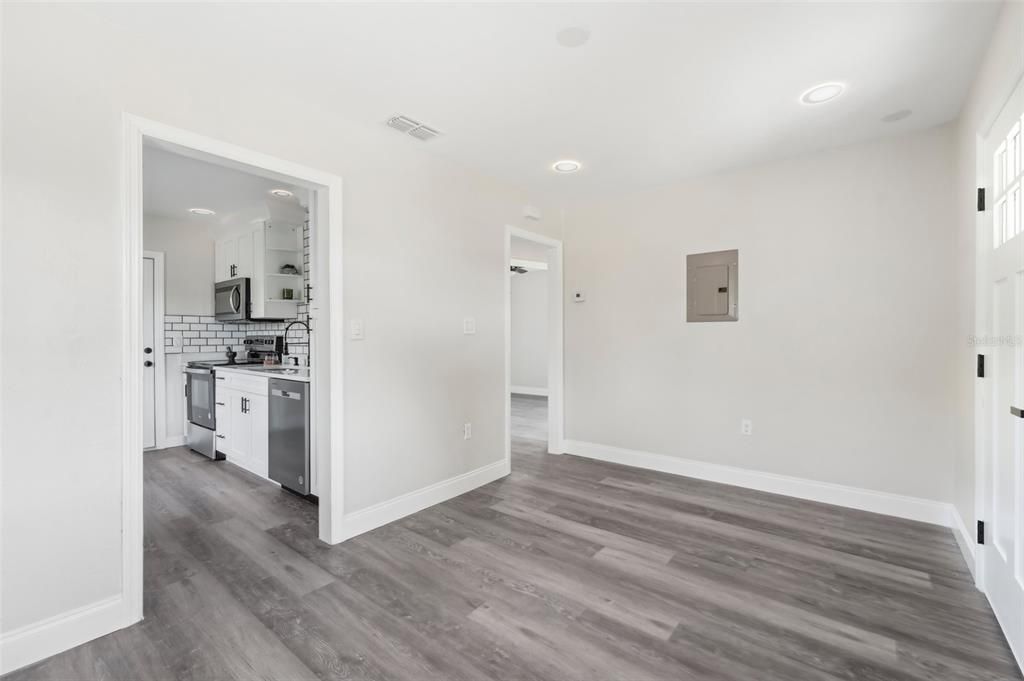 For Sale: $202,000 (2 beds, 1 baths, 572 Square Feet)