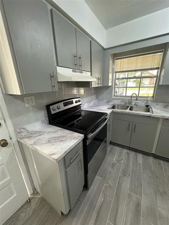 For Rent: $2,200 (3 beds, 1 baths, 1090 Square Feet)