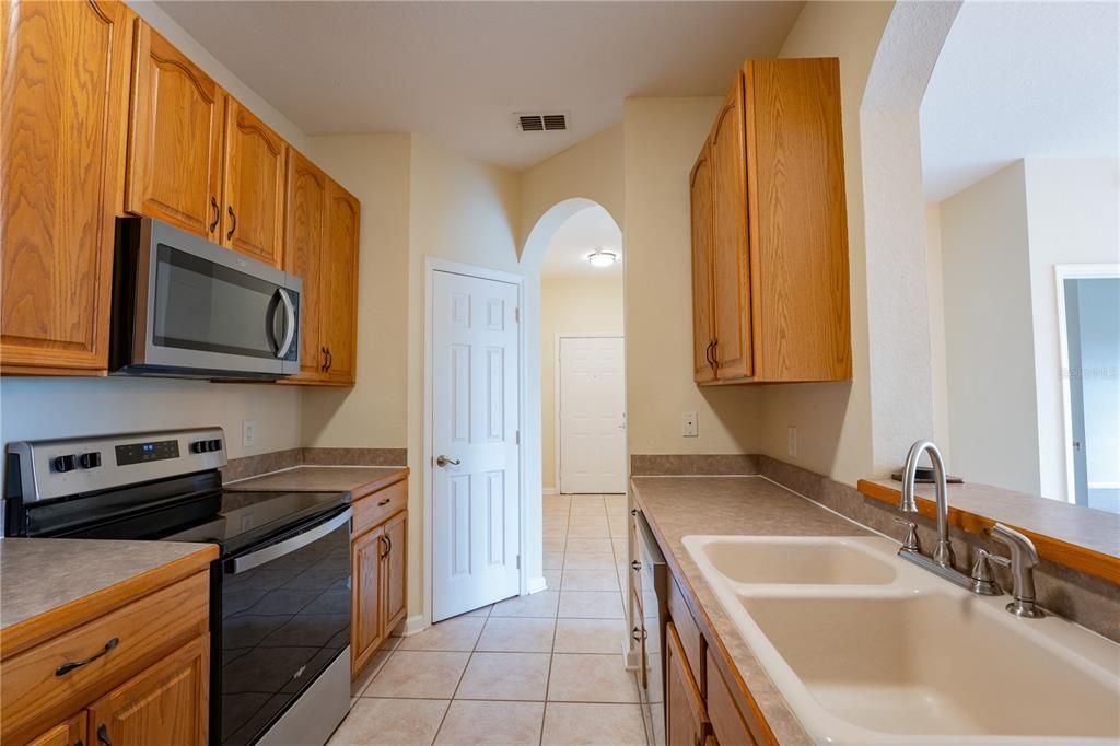 For Rent: $2,400 (3 beds, 2 baths, 1408 Square Feet)