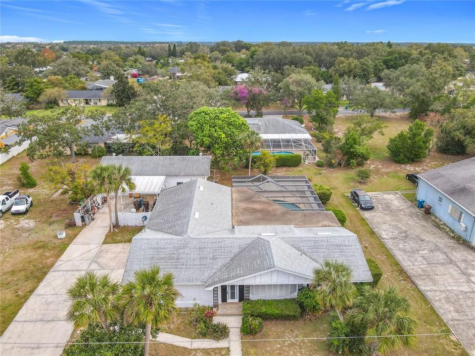 CUSTOM DESIGNED POOL home, conveniently located on Lakeshore Blvd in Lake Wales, with a 33’ x 50’ screened pool and lanai