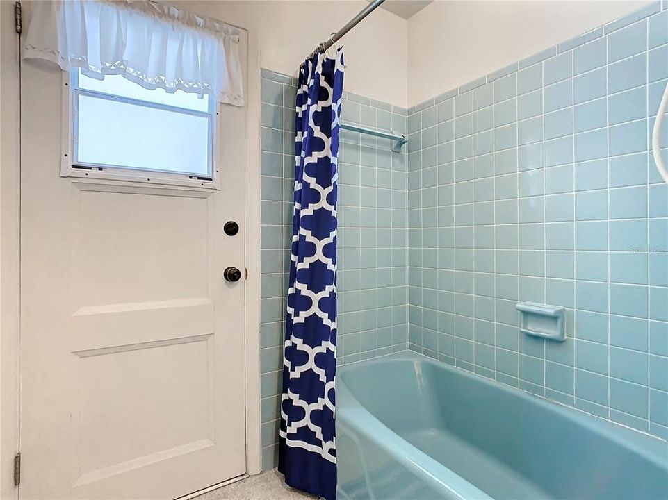 Pool/guest bath has tub/shower combo