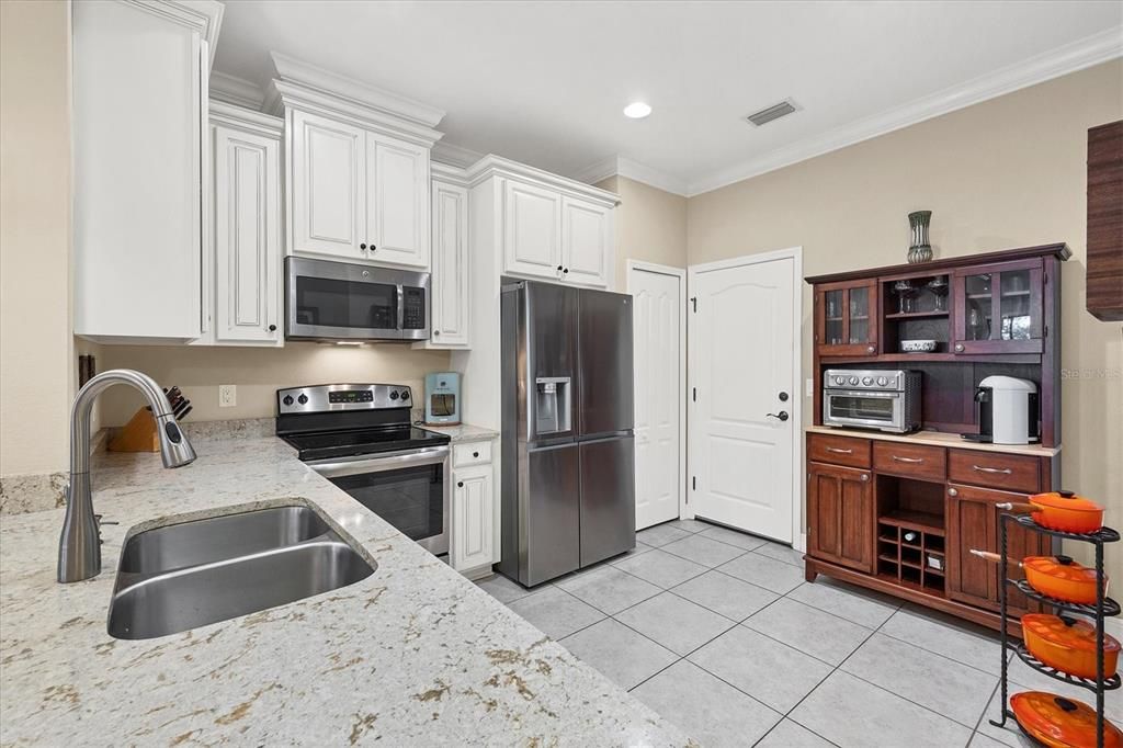 UNDER MOUNT SINK WITH GARBAGE DISPOSAL