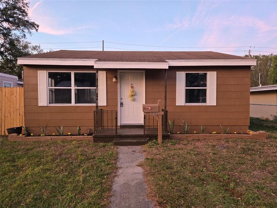 For Sale: $299,000 (2 beds, 1 baths, 672 Square Feet)