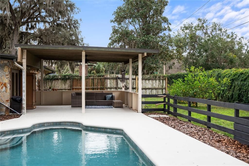 ENTER TO THE PATIO AND POOL DECK AREA FROM MAIN FAMILY ROOM!