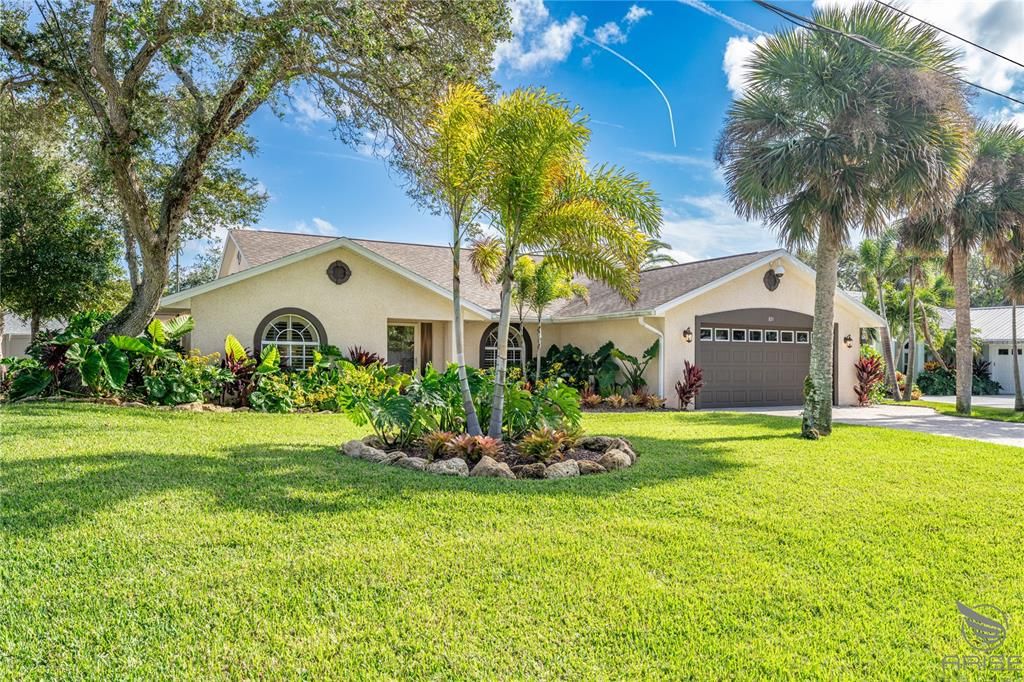 For Sale: $1,300,000 (3 beds, 2 baths, 2158 Square Feet)