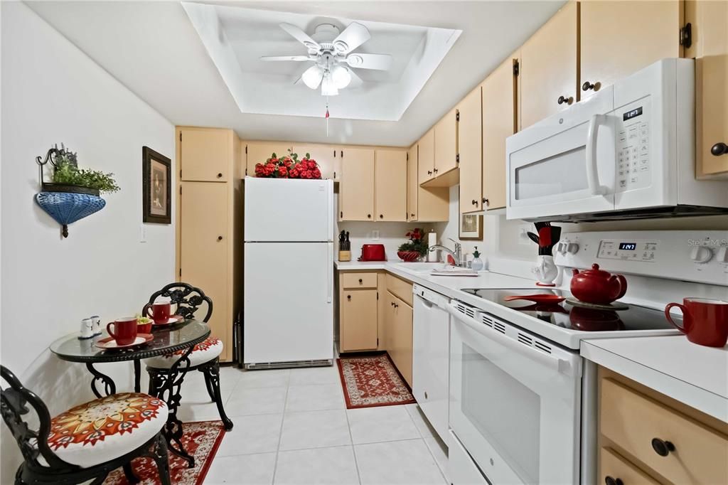 For Sale: $199,000 (2 beds, 2 baths, 940 Square Feet)