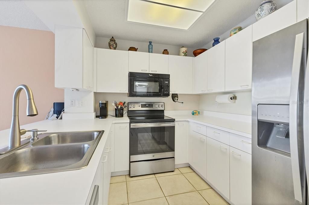 For Sale: $229,900 (2 beds, 2 baths, 1296 Square Feet)