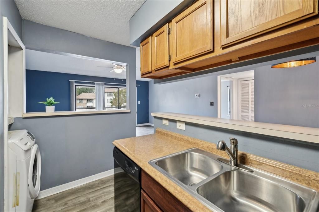 For Sale: $132,900 (1 beds, 1 baths, 800 Square Feet)