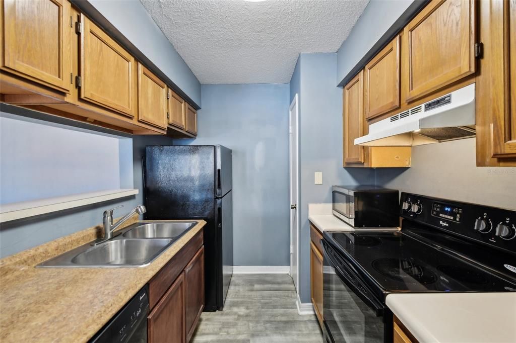 For Sale: $132,900 (1 beds, 1 baths, 800 Square Feet)