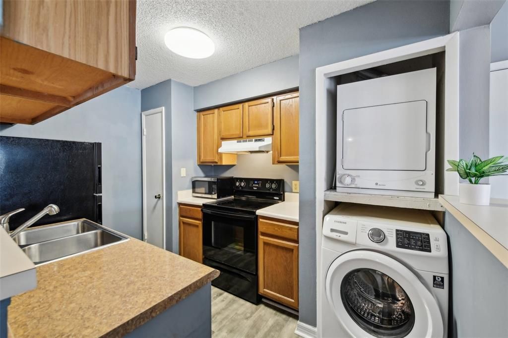 For Sale: $132,900 (1 beds, 1 baths, 800 Square Feet)