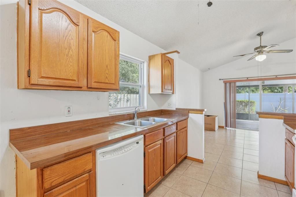 For Sale: $350,000 (4 beds, 2 baths, 1613 Square Feet)