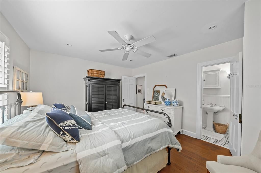 For Sale: $585,000 (2 beds, 2 baths, 1280 Square Feet)