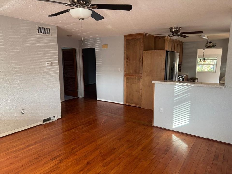 For Sale: $379,000 (2 beds, 2 baths, 980 Square Feet)