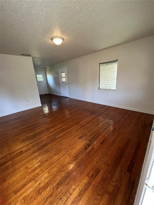 For Rent: $1,400 (3 beds, 1 baths, 1120 Square Feet)