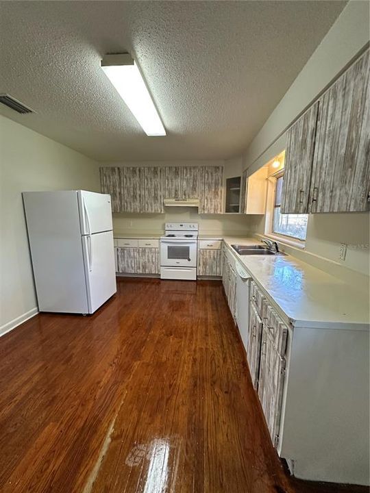 For Rent: $1,400 (3 beds, 1 baths, 1120 Square Feet)