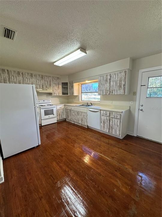 For Rent: $1,400 (3 beds, 1 baths, 1120 Square Feet)