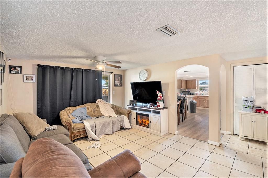 For Sale: $305,000 (4 beds, 2 baths, 1442 Square Feet)