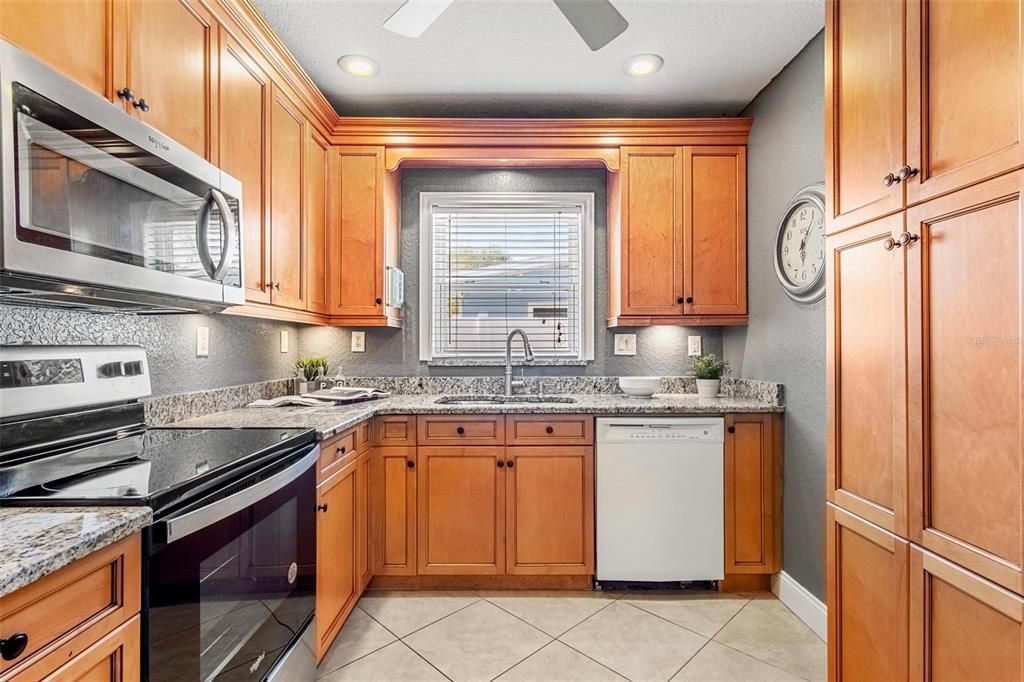 For Sale: $339,000 (2 beds, 1 baths, 824 Square Feet)