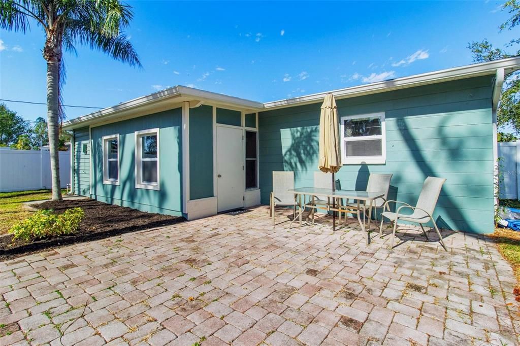 For Sale: $339,000 (2 beds, 1 baths, 824 Square Feet)