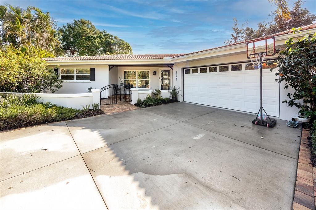 For Sale: $849,900 (3 beds, 2 baths, 2208 Square Feet)