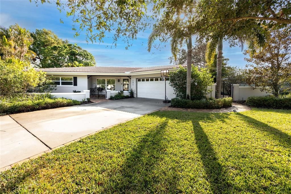 For Sale: $849,900 (3 beds, 2 baths, 2208 Square Feet)