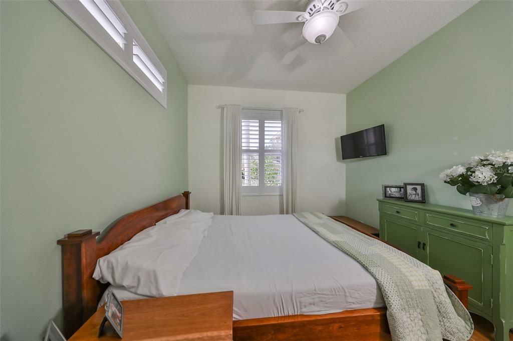 This cozy bedroom is perfect for a good night's sleep. It offers brilliant natural lighting, so that your guests can wake up refreshed and ready to start the day.